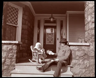 Edgar Smith mit seiner Tochter auf den Stufen seines Wohnsitzes in Elmhurst, Long Island, 1902-3